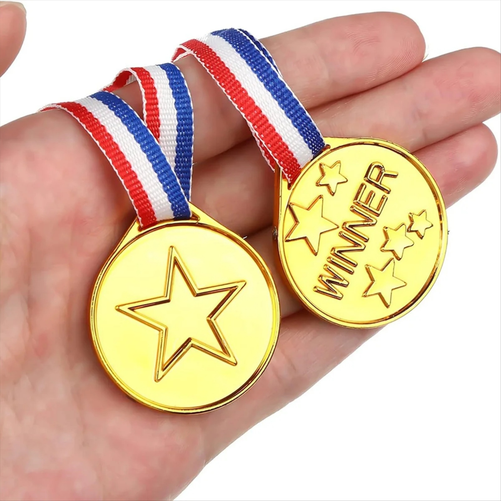 30 個のプラスチックゴールド勝者メダルトロフィー子供ゲーム - Sports Equipment For Schools のレビューと価格